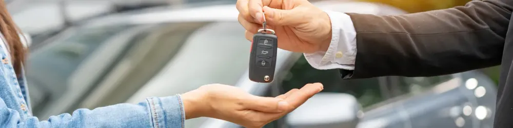 Person handing over the keys to a car rental